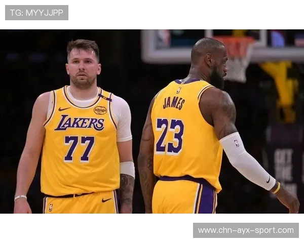 詹姆斯与东契奇同赛场，老将与新星世代对话上演